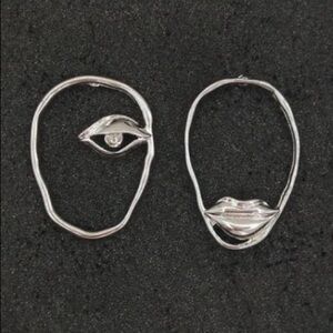 3/$30 🤍 Hollow Face Earrings